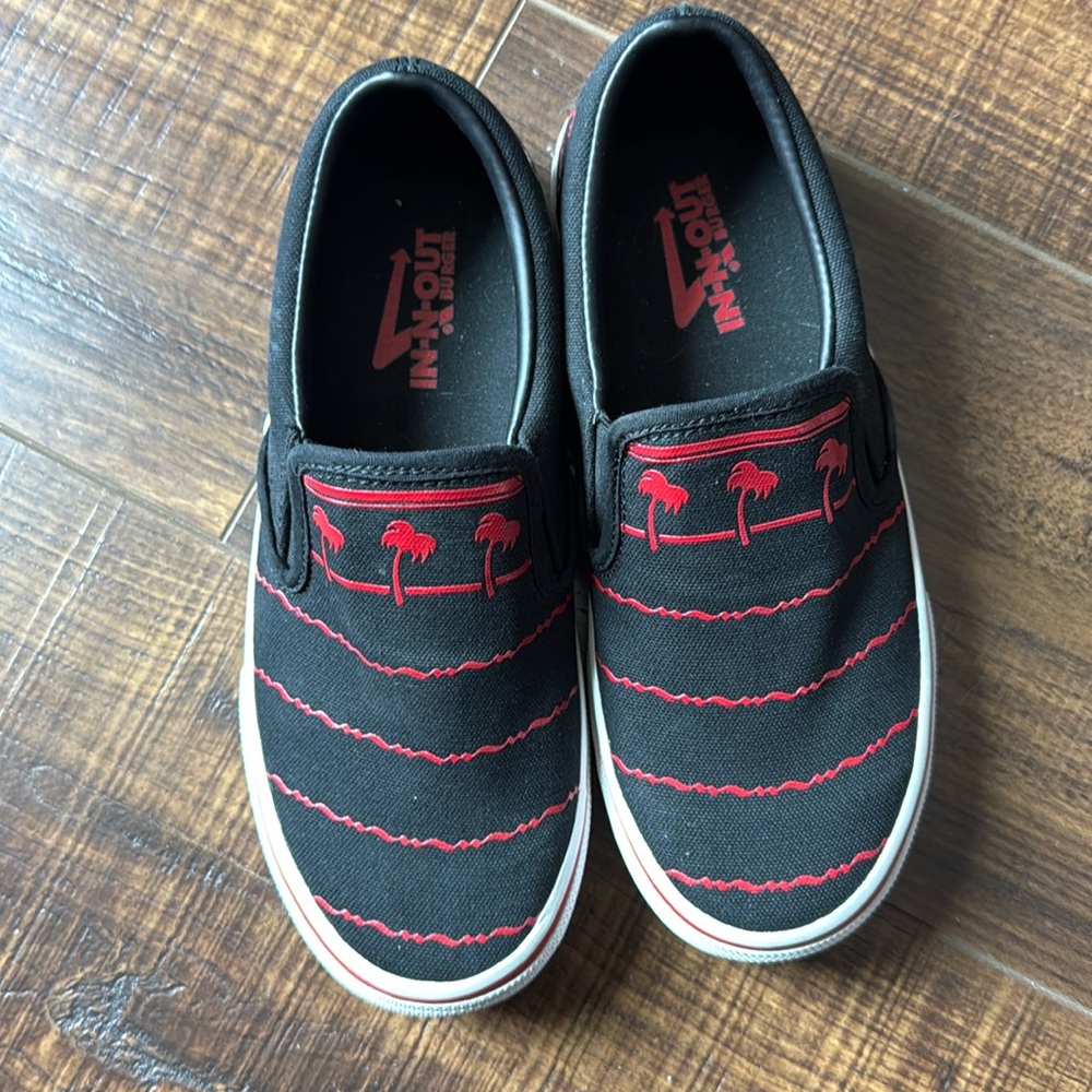 In-N -Out Black drink cup shoes, kids 6 women’s 7.5
Never worn